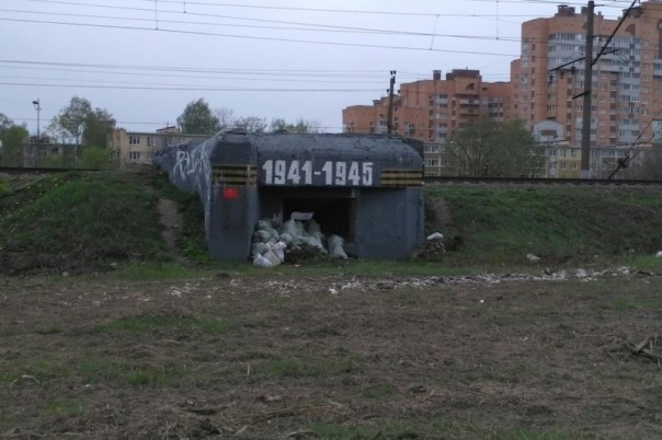 Рабочие в Петербурге спрятали мусор в блокадном памятнике