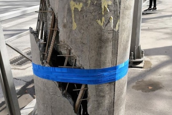 "Я всё починил!". В Новосибирске треснувший железобетонный столб починили изолентой