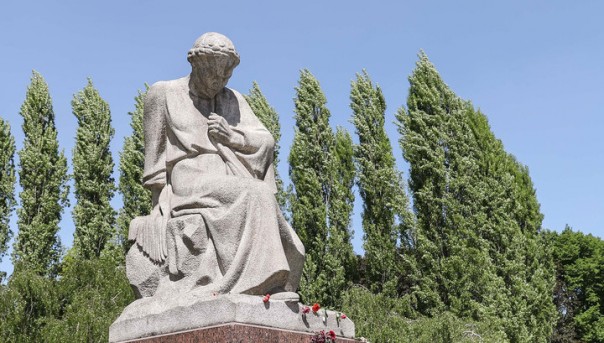 В Берлине осквернили "Скорбящую мать"