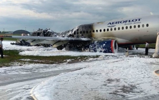 Пилот сгоревшего SSJ-100 рассказал подробности аварии | Сослуживец погибшего в авиакатастрофе бортпроводника рассказал, каким он был