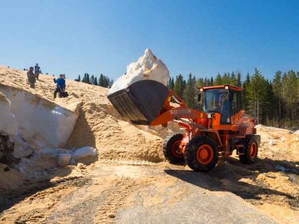 В Ханты-Мансийске консервируют на осень снег