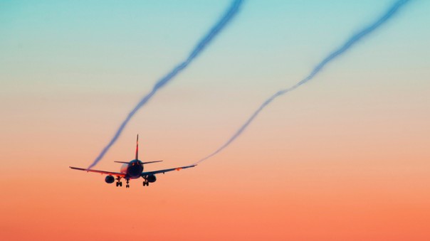 Грузовой Boeing 737 экстренно сел в аэропорту Красноярска после отказа двигателя