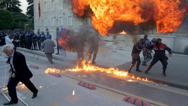 Протесты в Албании: демонстранты требуют смены власти