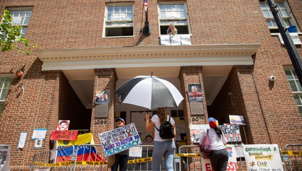 "Ни света, ни воды": власти США "выкуривают" сторонников Мадуро из посольства