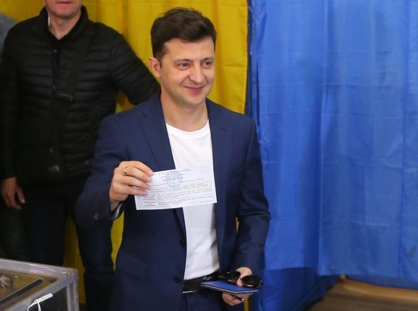 Зеленского оштрафовали на 32 доллара за демонстрацию бюллетеня