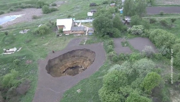 В селе Дедилово под Тулой образовалась яма глубиной в пять этажей