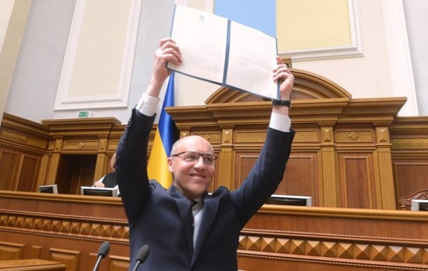 Идиот со справкой Парубий подписал "языковой закон"