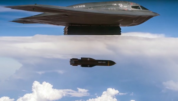 США испытали две сверхмощные авиабомбы