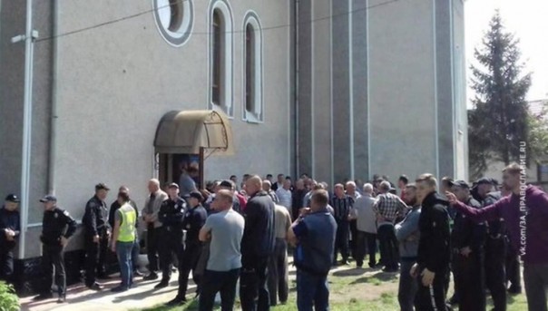 На Украине захвачен Свято-Успенский храм канонической церкви