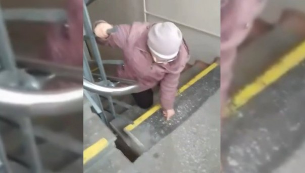 На главврача первоуральской больницы завели дело из-за ползающей пациентки