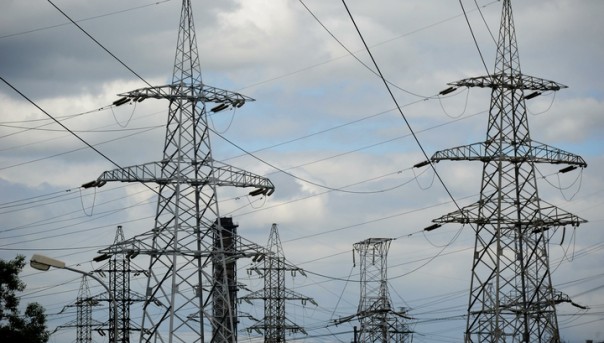 В Южно-Сахалинске мужчина хотел подключить свой дом к ЛЭП и оставил без света центр города