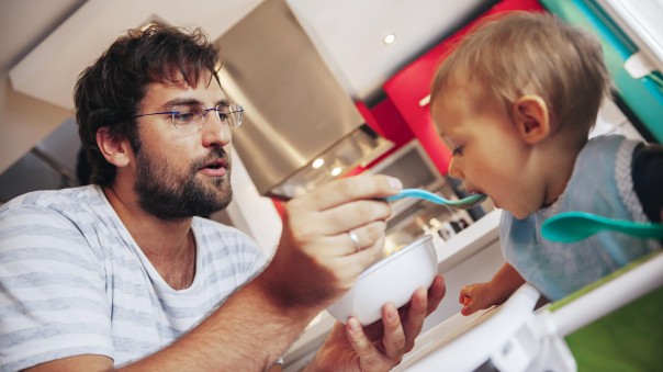 Отцы и деньги: в России могут ввести семейные выплаты для многодетных пап