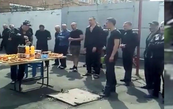 Прокуратура начала проверку колонии, где Пасху праздновали под лозунгом «Жизнь ворам!»
