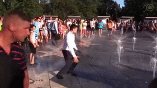 В оккупированном Мариуполе Зеленский вместе с охраной искупался в фонтане