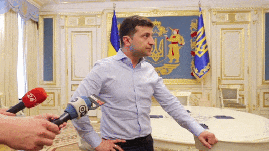 Зеленский показал журналистам "прикольную вещь" в своём кабинете