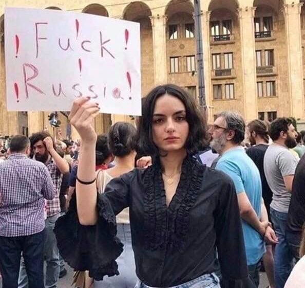 Блогерша из Грузии ополчила против себя соцсети, пытаясь на фото унизить Россию