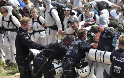В Германии участники антиклиматического протеста подрались с полицией