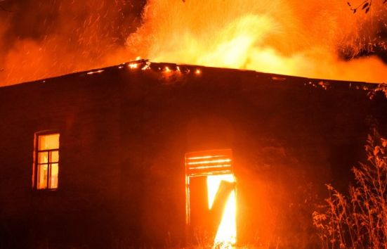 Два дома загорелись в Зайцево. Горит все. Почти вся ул. Брусилова, на Трудовских пожар из-за обстрелов со стороны укрофашистов