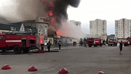 В центре Энгельса масштабный пожар охватил рынок
