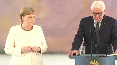 У Меркель вновь случился "электрический" приступ на публике — видео