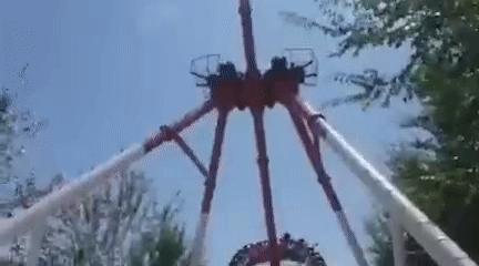 Жуткое видео: В Узбекистане аттракцион развалился прямо во время движения