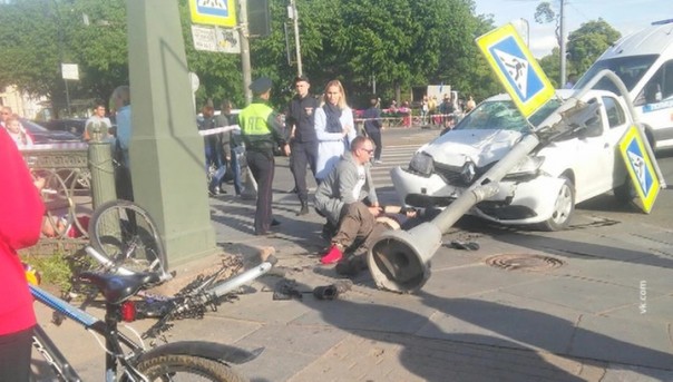 В Петербурге иномарка врезалась в толпу людей. Пострадал ребенок