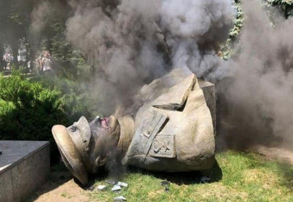 В Харькове укроподонки повалили бюст маршала Жукова. На постамент памятника они установили украинский флаг