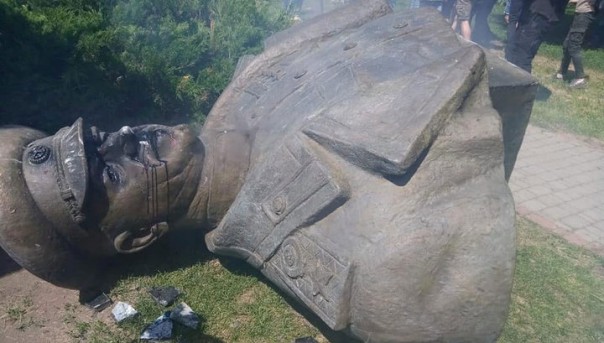 Захарова: снос памятника Жукову - вызов для новой власти Украины | Полиция завела уголовные дела из-за сноса бюста Жукова в Харькове