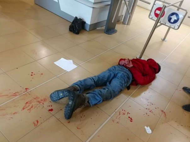 Неизвестный с тесаком напал на человека в здании администрации Южно-Сахалинска