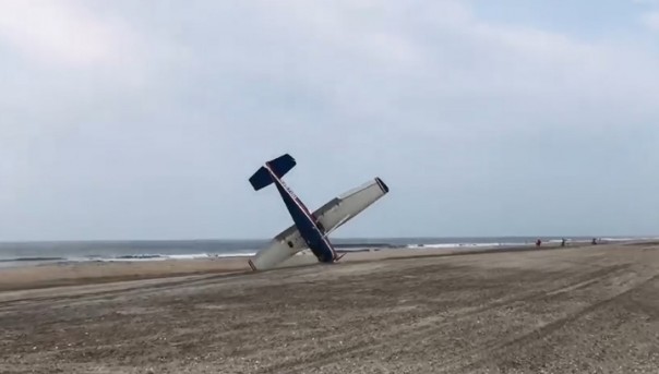 Вынужденная посадка самолета на пляж закончилась аварией. Видео