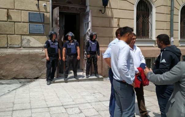 "Защитите нас от Супрун". Беспорядки в одесском медицинском университете: 51 задержанный