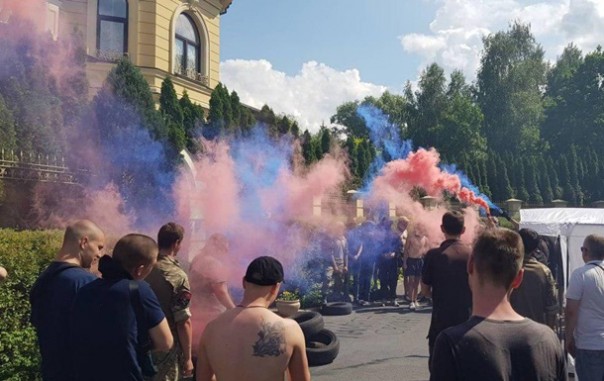 После Порошенко националисты с файерами пришли к дому Гладковских