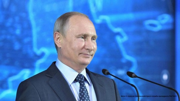 Путин поздравил граждан с Днём России: Отчизна неотрывна от нас