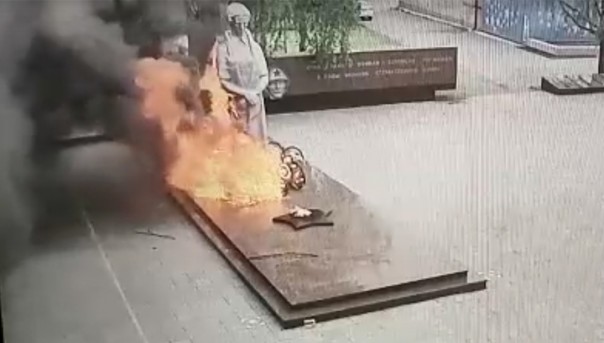 Маленькие хулиганы устроили пожар на мемориальном комплексе в Серове