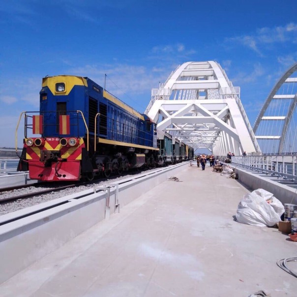 Построен первый железнодорожный путь Крымского моста