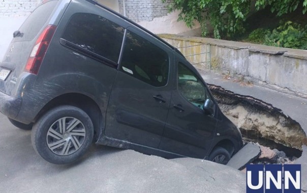 В центре Киева авто провалилось под асфальт | В Одессе посреди дороги появился провал глубиной полтора метра