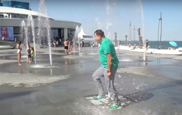 Саакашвили вслед за Зеленским пробежал через фонтан