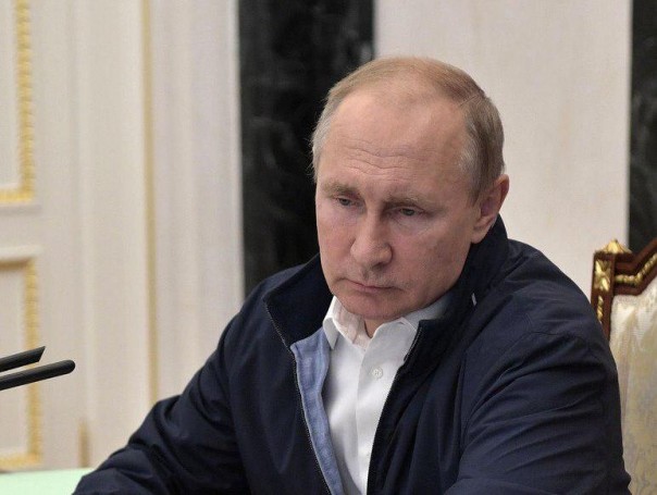 Фото дня. Путин готовится к «Прямой линии»