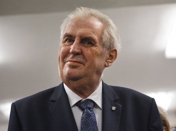 Пересевший в инвалидное кресло Земан готов привиться "Спутником V"