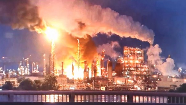 Крупнейший НПЗ на восточном побережье США закрывается после пожара