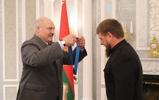 Лукашенко назвал Кадырова братом и наградил орденом "Дружбы народов"