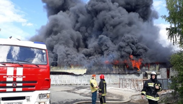 Сильный пожар на складе в Екатеринбурге сняли на видео