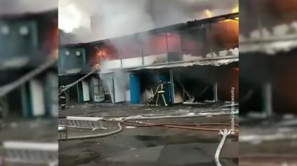 В Уссурийске потушили крупный пожар на рынке