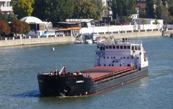 В Керченском проливе сел на мель теплоход