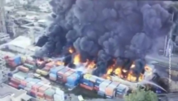 На юге Испании горит нефтеперерабатывающий завод