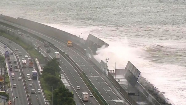 Из-за тайфуна в Японии эвакуируют более 100 тысяч человек