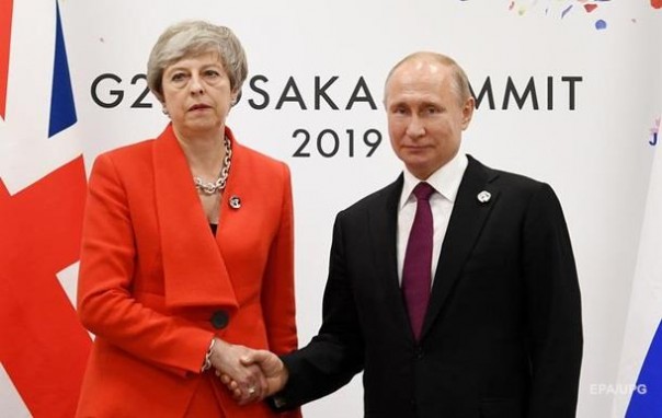 Мэй выказала Путину обеспокоенность «действиями» России на Украине и призвала отпустить украинских моряков