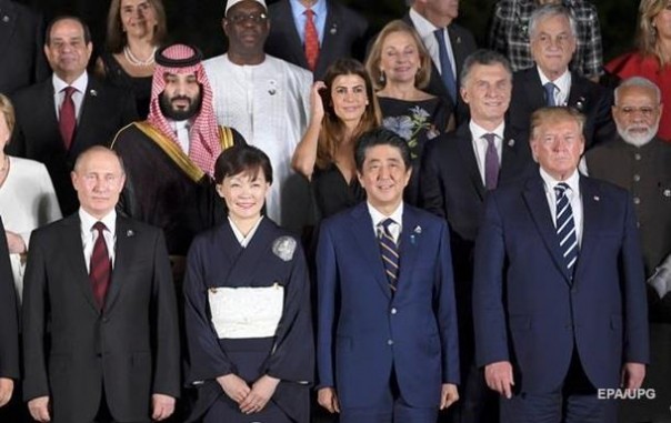 Пока Меланья не видит... Трамп расцеловал жену президента Аргентины