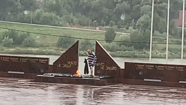 Неадекватный мужчина сушил вещи на Вечном огне в Подмосковье. Видео