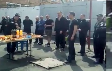 Прокуратура начала проверку колонии, где Пасху праздновали под лозунгом «Жизнь ворам!»